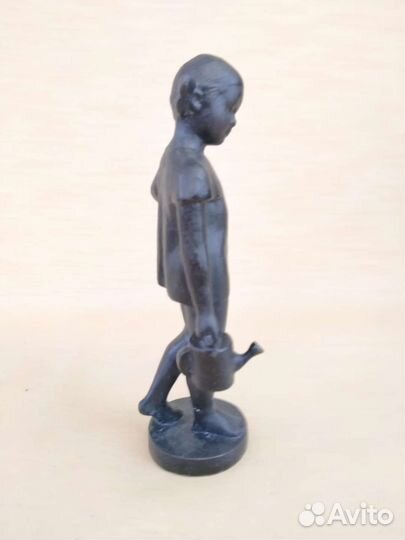 Чугунная статуэтка Девочка с лейкой