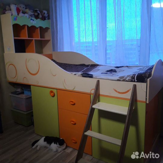 Детская кровать чердак со столом и шкафом