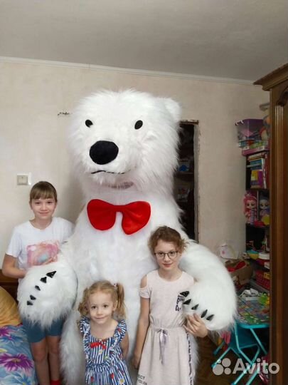 Белый мишка с поздравлением