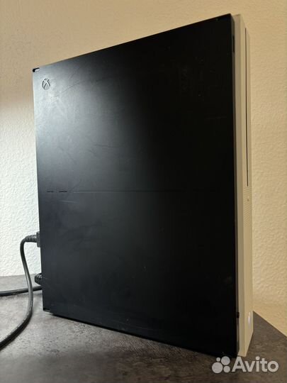 Xbox One S (2 геймпада, отличная)