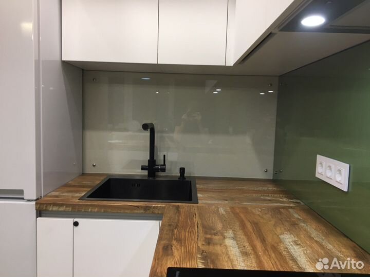 Фартук для кухни из стекла