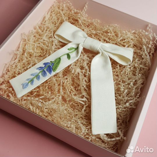 Бантик на заколке с вышивкой