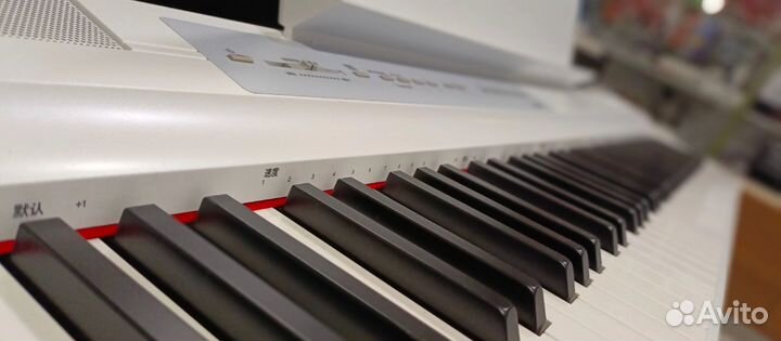 Цифровое фортепиано Yamaha белое + стойка и педали