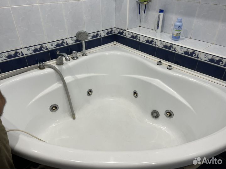 Ванна джакузи с гидромассажем