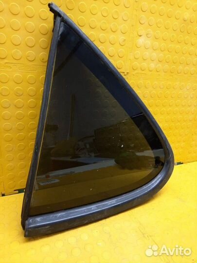 Стекло боковое заднее левое Nissan Sunny B15 1998