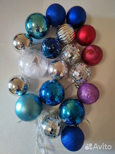 Новогодние шары и гирлянда и елка