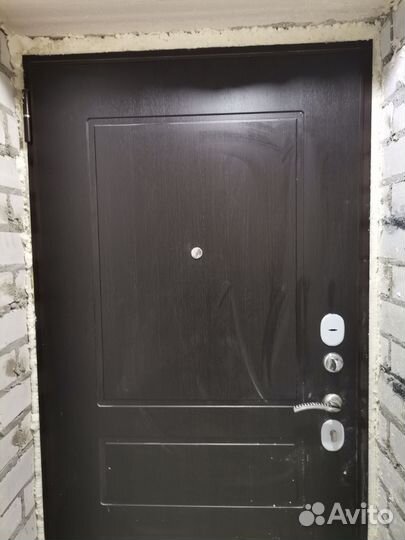 Дверь входная металлическая б/у