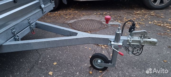 Автомобильный прицеп с пластиковой крышкой