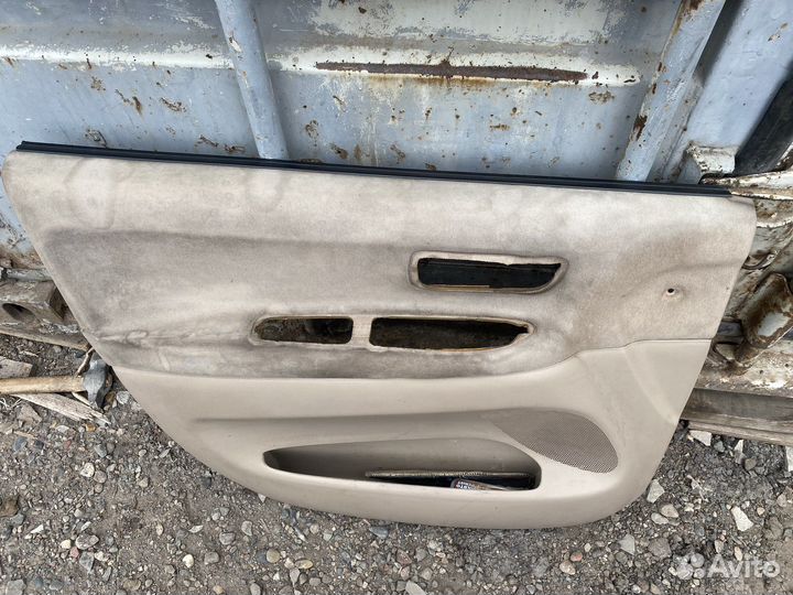 Обшивка двери toyota gaia