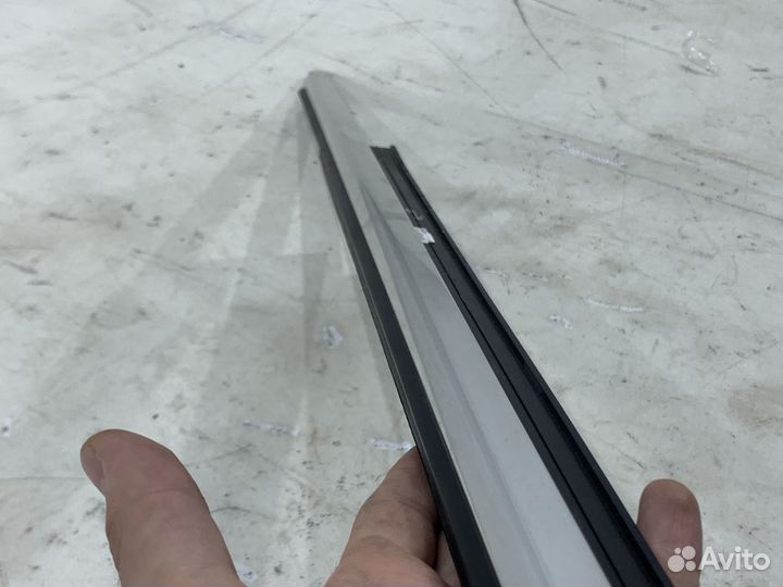 Молдинг стекла передний правый хромир. Audi Q3 8U