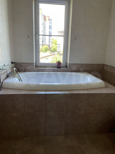 4-к. квартира, 160 м², 2/6 эт.