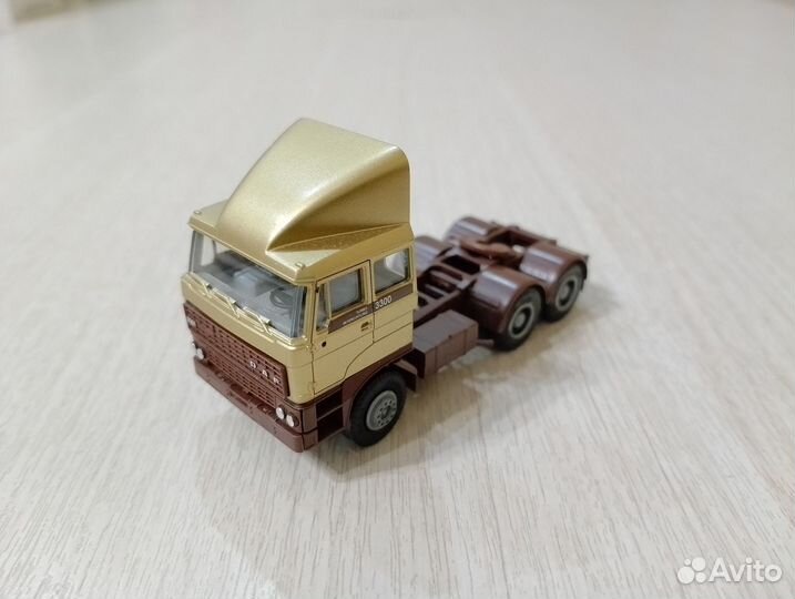 654) Тягач DAF 3300 трёхосный