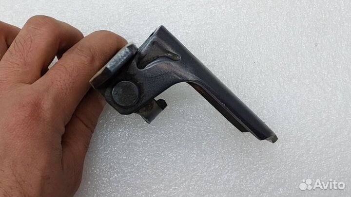 Петля двери передняя правая Mitsubishi Outlander