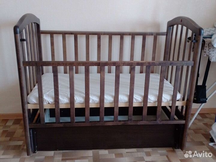 Детская кроватка с маятником и ящиком