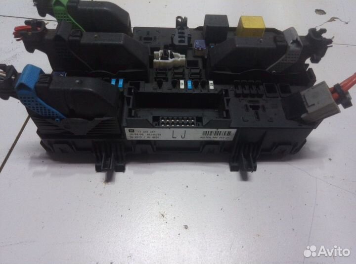 Opel Astra (H) III блок предохранителей