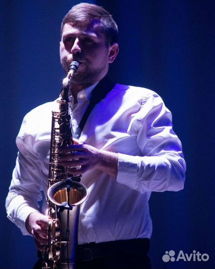 Саксофонист на праздник