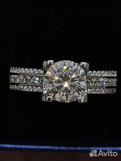 Кольцо с бриллиантом