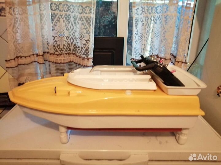 Прикормочный кораблик для рыбалки