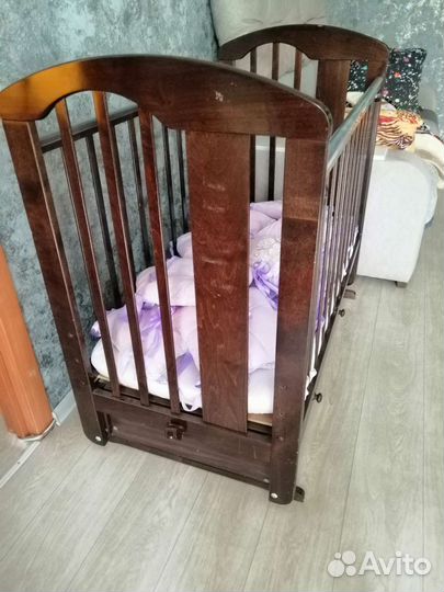 Детская кроватка с маятником и ящиком