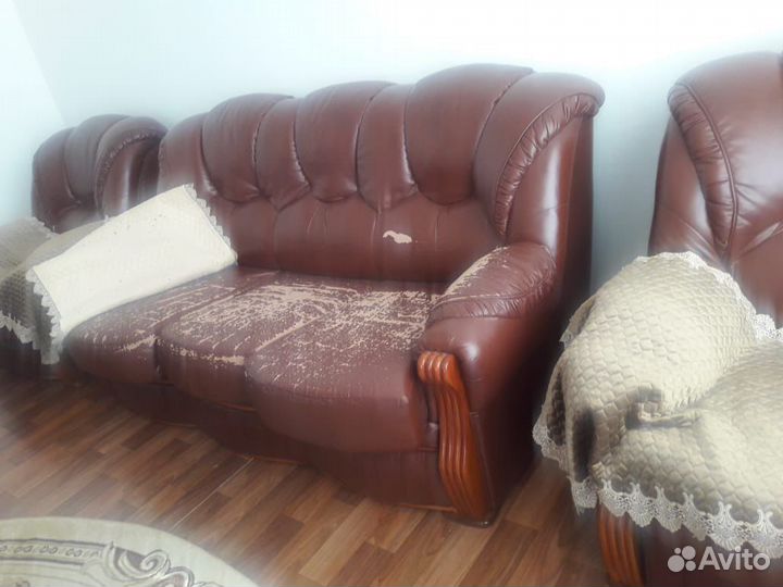Кожаный диван и 2 кресла