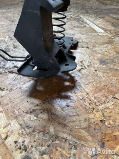 Фиксатор замка капота Ford Transit 4