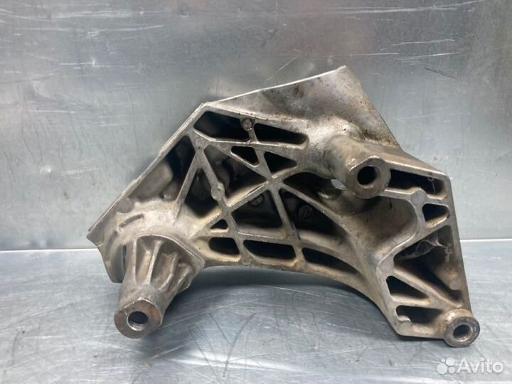 Кронштейн двигателя правый Volkswagen Golf 4