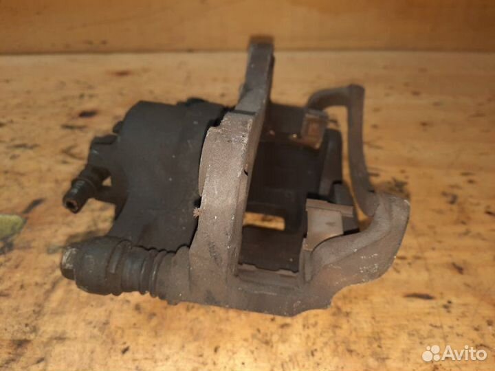 Суппорт передний левый Mitsubishi Lancer Cargo