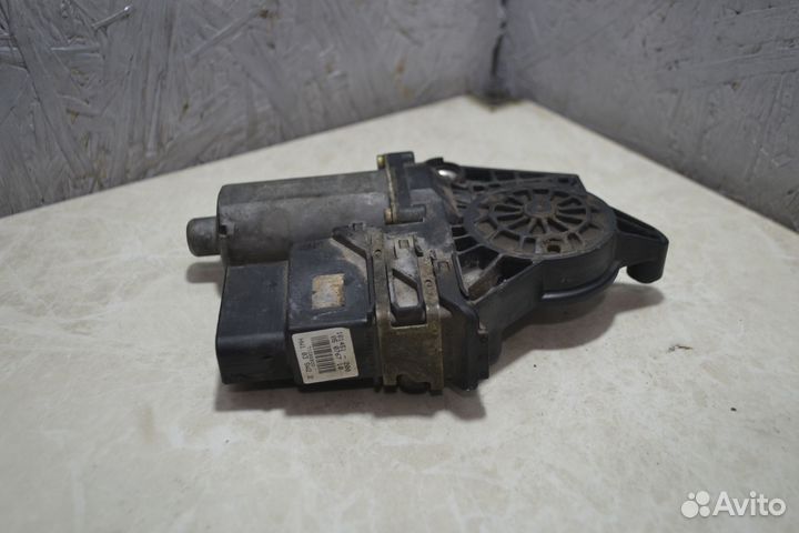 Моторчик стеклоподьемника задний левый Skoda Octav