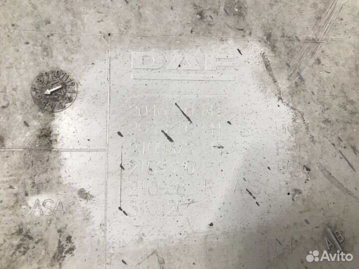 2033876 Облицовки фары правой Daf XF106