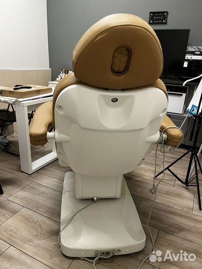 Маникюрное кресло с тремя приводами
