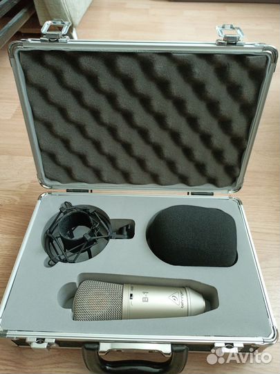 Студийный конденсаторный микрофон