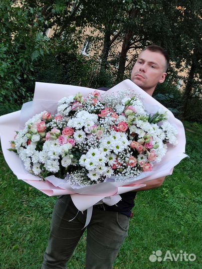 Букет гигант из хризантемы кустовой, розы, эустомы