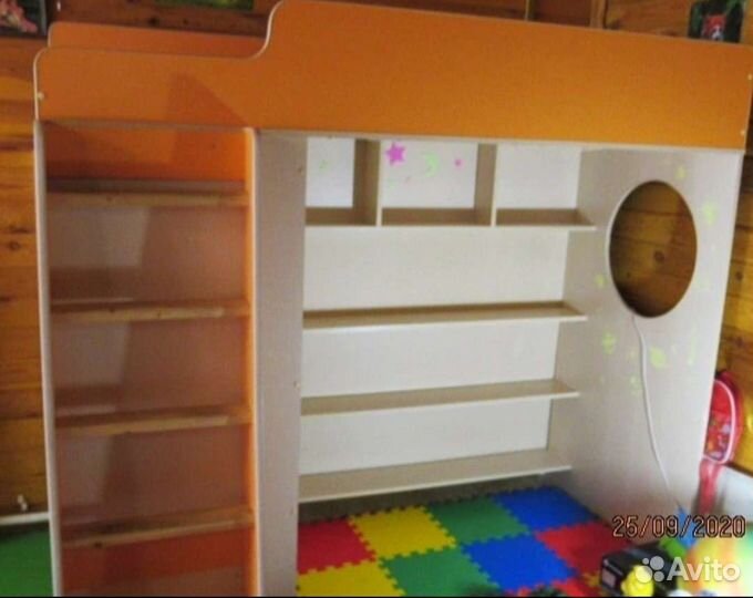 Кровать чердак с безопасной лесенкой комодом