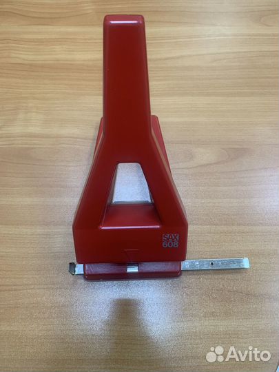 Дырокол SAX608 красный