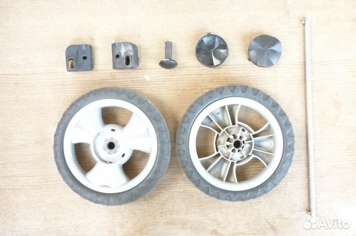 4 колеса, ось, пластик от каркаса коляски Balu