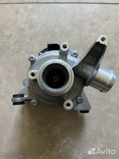 Помпа водянаяна Мерседес w213 w205 w253 w238