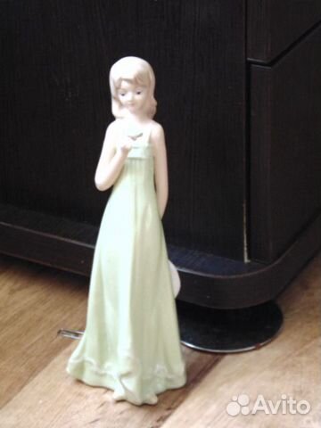 Девушка с цветком, фарфор