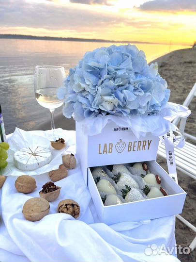 Боксы из клубники и цветов