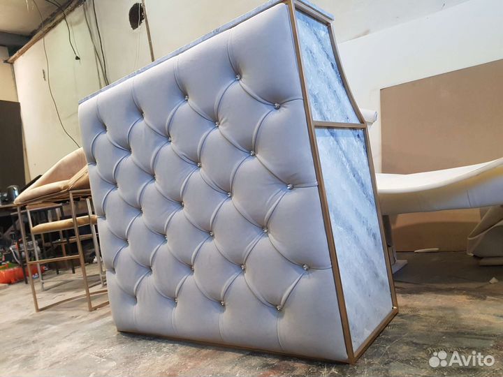 Стойка ресепшн с рисунком под мрамор