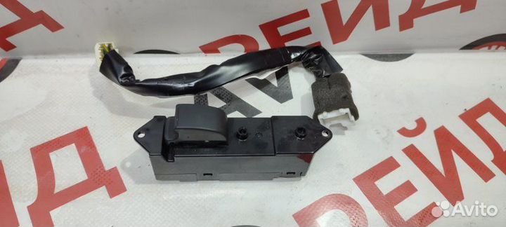 Кнопка стеклоподъемника задняя правая Mitsubishi