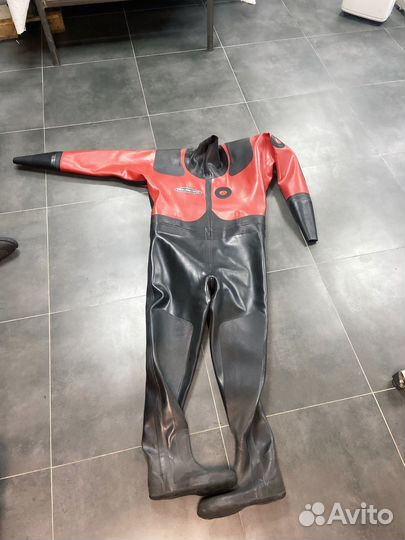 Сухой гидрокостюм для дайвинга