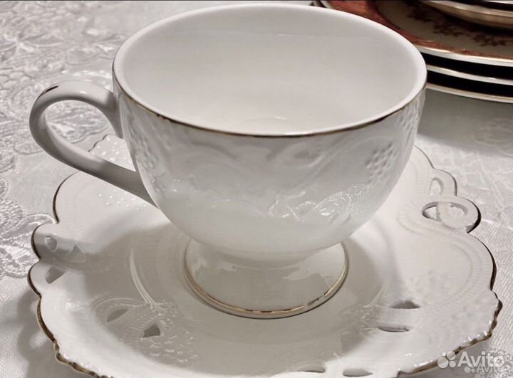 Роскошный чайный сервиз с резными блюдцами. Фарфор