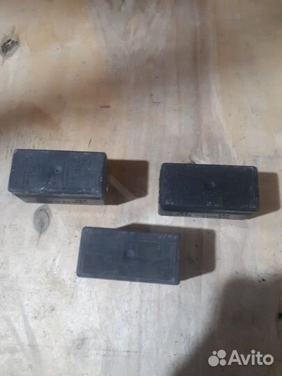 Реле вентилятора 001 542 82 19 мерседес 140