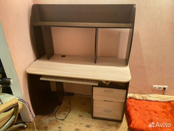 Компьютерный стол для учебы