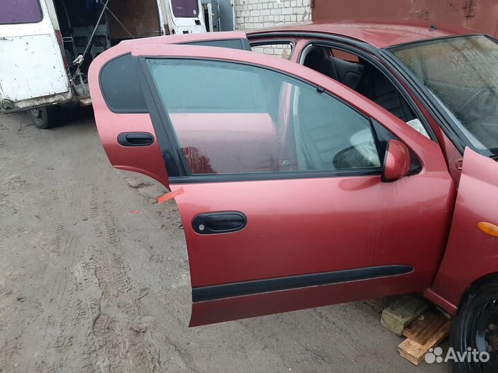 Almera n16 двери правые цвет красный