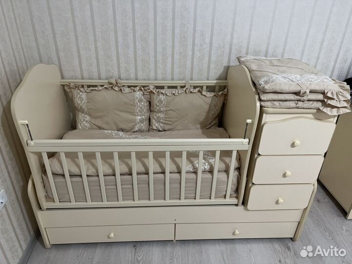 Детская кроватка с маятником