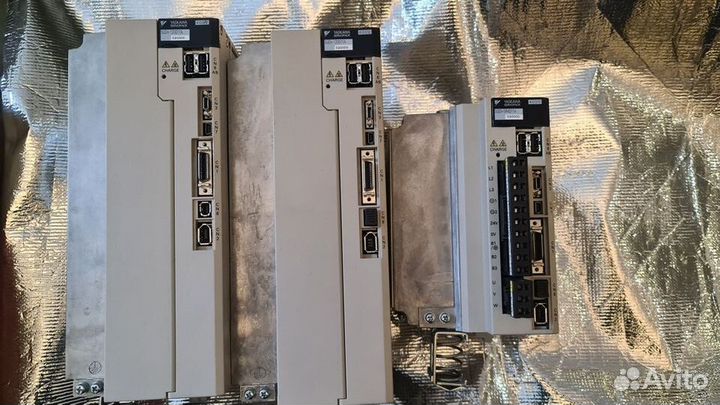 Серводвигатели Сервоусилители Omron Yaskawa