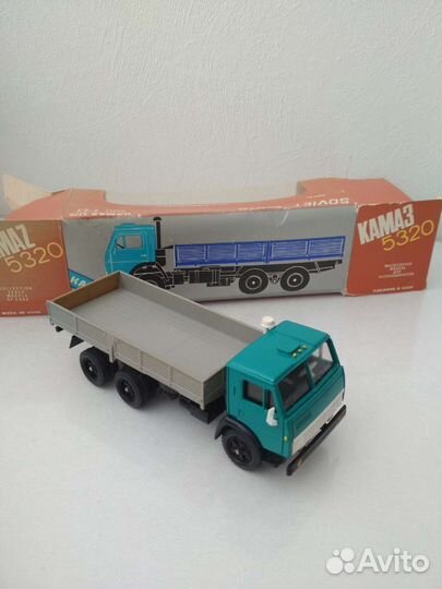 Модель автомобиля 1:43