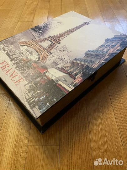 Подарочная коробка