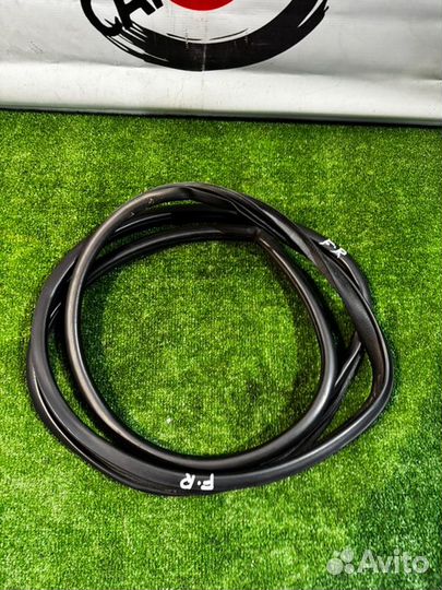 Уплотнитель двери передний правый Suzuki Swift